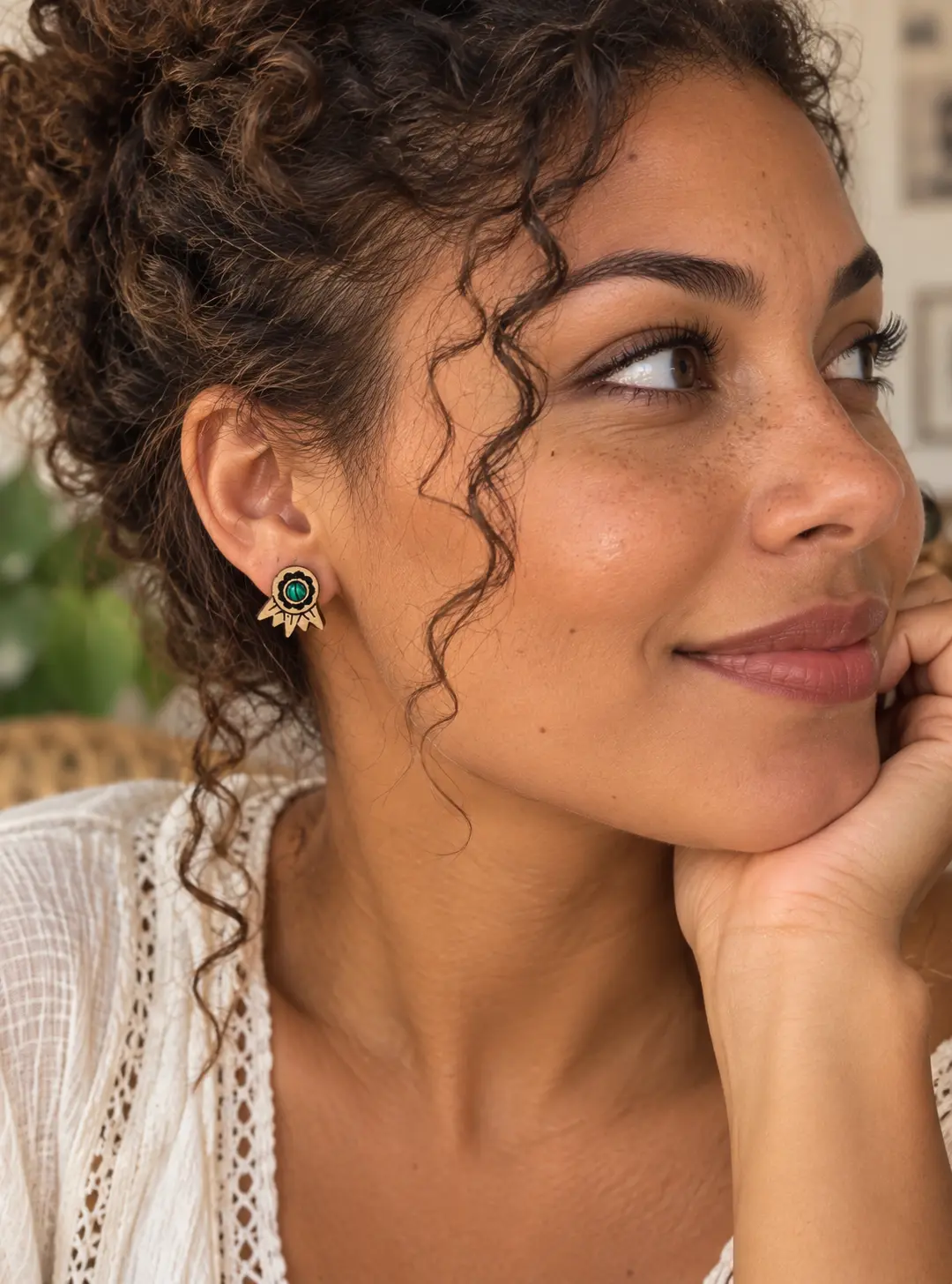 Boucles d'oreilles en bois "Amazone" hêtre huilé et pierre malachite naturelle 1 Boucles d'oreilles "Amazone" en hêtre huilé avec malachite naturelle