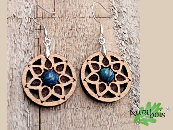 Boucles d'oreilles en bois style rosace avec pierre bleu naturelle jaspe