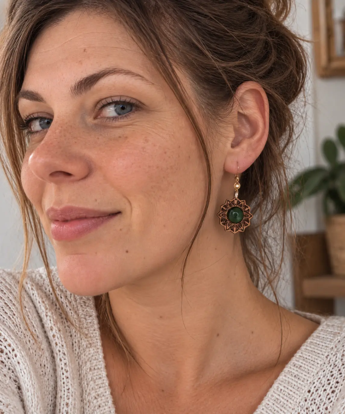 Boucles d'oreilles "Flora" en bois de hêtre huilé - Pierre d'Agate d'Inde 3 Boucles d'oreilles "Flora" en hêtre huilé avec agate d'Inde verte