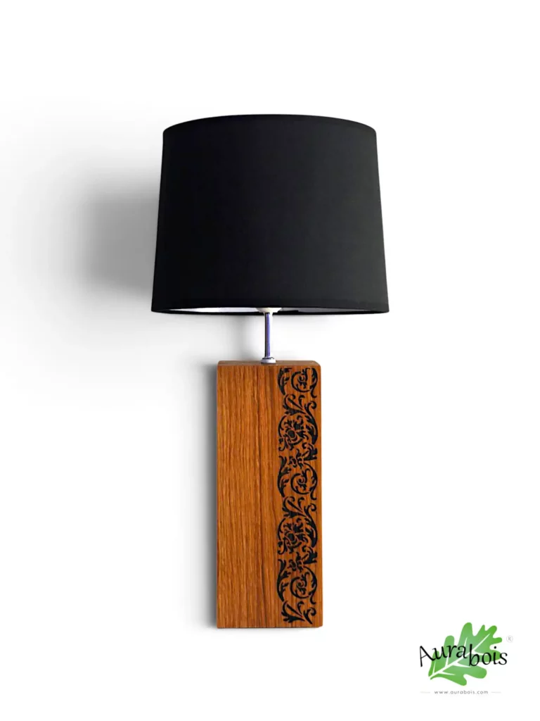 Lampe Passiflore en chêne massif huilé avec gravure florale et abat-jour noir