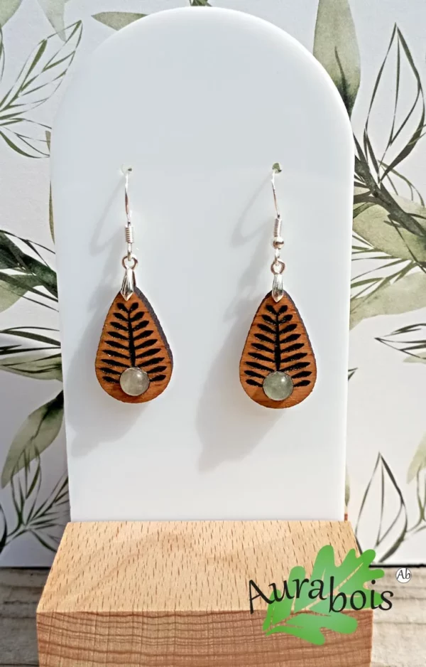 Boucles d'oreilles bois de hêtre gravure laser avec pierre naturelle aventurine. Forme de goute