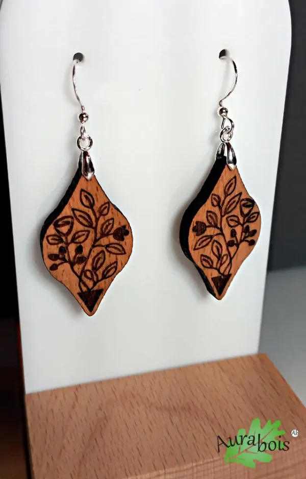 Boucles d'oreilles en bois de hêtre type goutte, avec gravure bouquet de rose. Crochet de boucle en argent 925ème