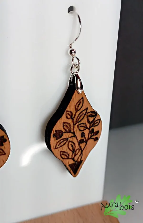 Boucles d'oreilles en bois de hêtre type goutte, avec gravure bouquet de rose. Crochet de boucle en argent 925ème
