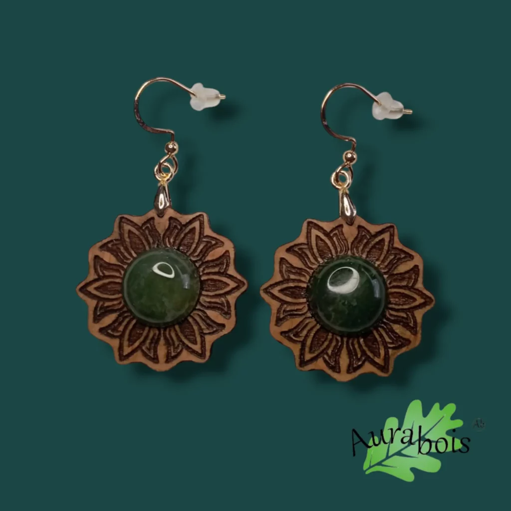 Boucles d'oreilles en forme de fleur et gravé au laser. Au centre une pierre d'Agate d'Inde de couleur verte ou bordeau.