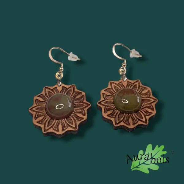 Boucles d'oreilles en forme de fleur et gravé au laser. Au centre une pierre d'Agate d'Inde de couleur verte ou bordeau.