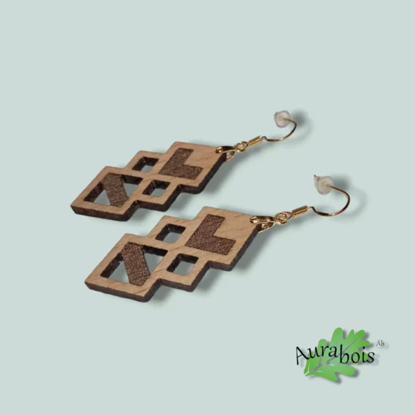 Boucles d'oreilles pendante "Area" en bois de hêtre sculpter au laser forme losange. Les accroche de boucles sont en laiton plaqué Or 18k.