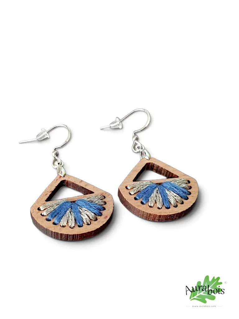 Boucles d’oreilles Colors en hêtre massif huilé avec tissage 100 % coton bleue et polyester argent