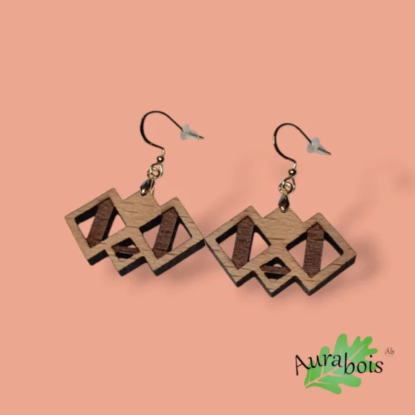 Boucles d'oreilles en hêtre massif "IT" forme géométrique avec apprêt en laiton plaqué Or 18k.