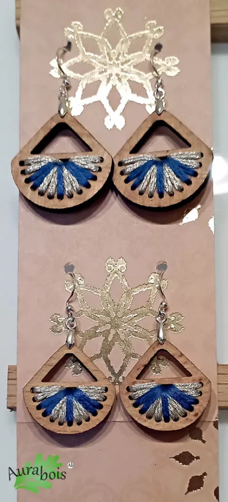 Boucles d'oreilles bois de hêtre avec broderie pour mère et fille