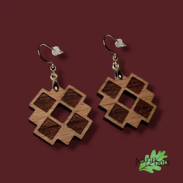 Boucles d'oreilles en bois de hêtre massif en forme de carré. Les boucles nommé "Carreaux" rappel les motifs de noêl. L'accroche de boucle est en laiton plaqué Or 18k.