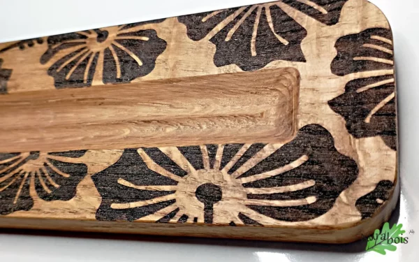 Support pour bâton à encens classique. il est fabriquer à la main en bois de chêne. Motif déco fleur d'hibiscus gravé au laser