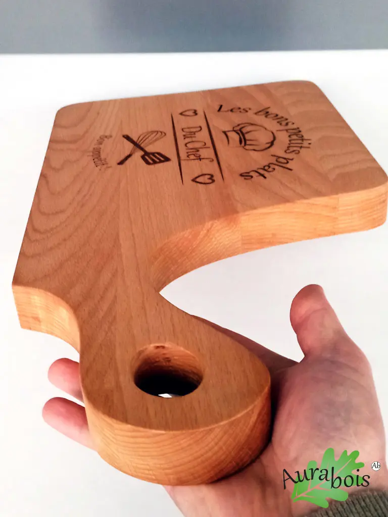 Planche à découper Gouvernail en hêtre massif naturel avec gravure personnalisable