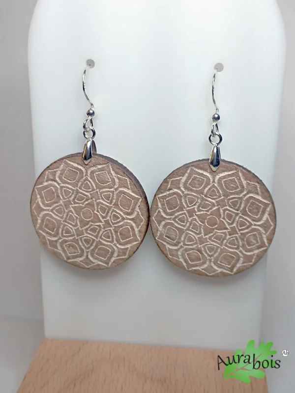 Boucles d'oreilles en bois de hêtre forme ronde motif Mandala accroche en plaqué argent.