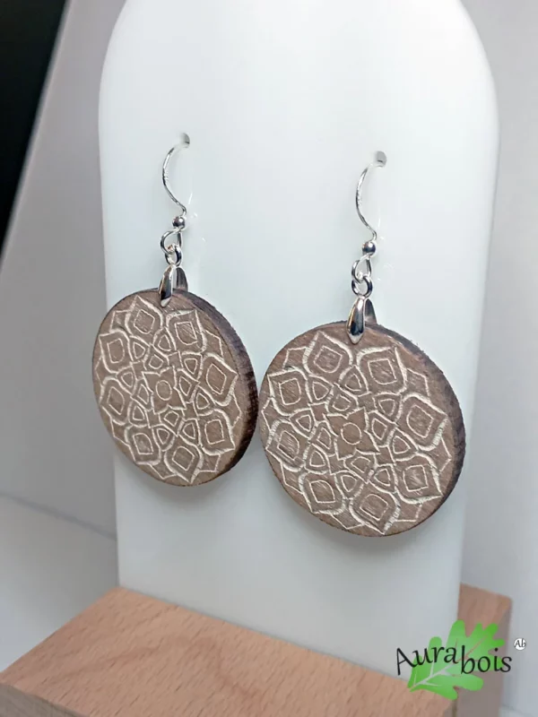 Boucles d'oreilles en bois de hêtre forme ronde motif Mandala accroche en plaqué argent.