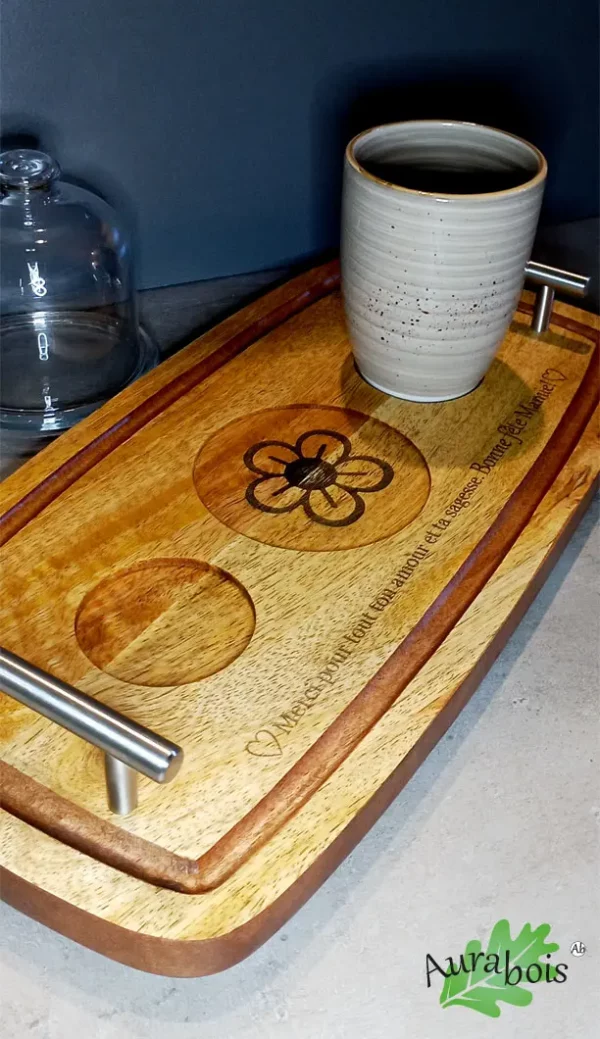 Plateau à café en bois avec gravure “Merci pour ton amour”, tasses assorties et cloche décorative.
