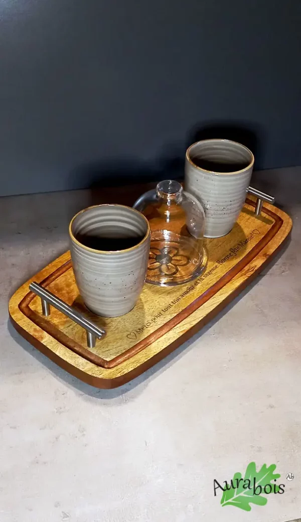 Plateau à café en bois avec gravure “Merci pour ton amour”, tasses assorties et cloche décorative.