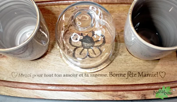 Plateau à café en bois avec gravure “Merci pour ton amour”, tasses assorties et cloche décorative.