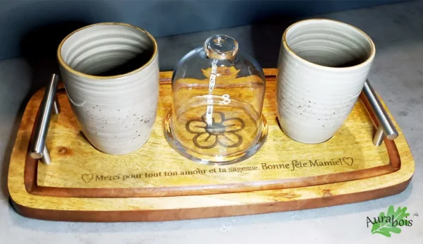 Plateau à café en bois avec gravure “Merci pour ton amour”, tasses assorties et cloche décorative.