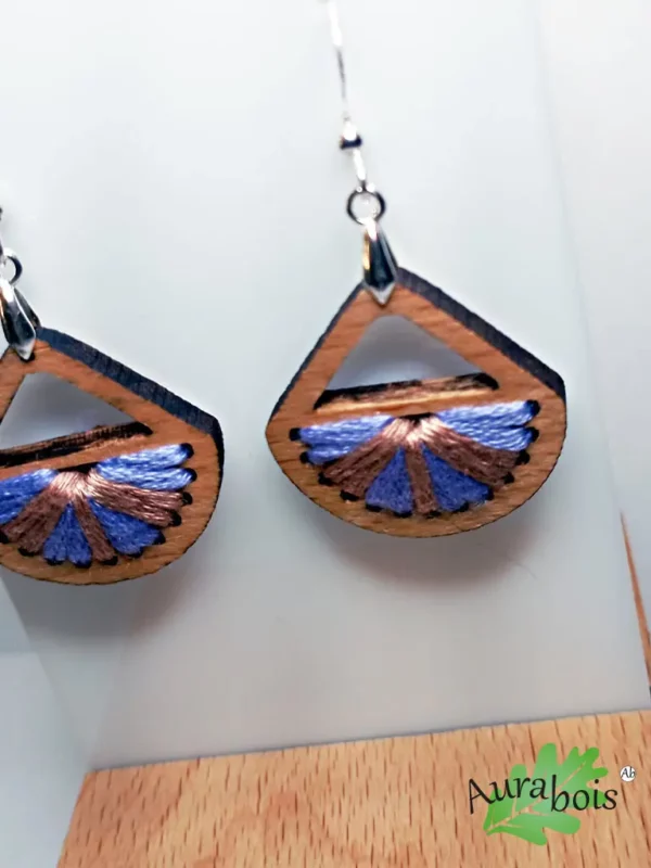 Boucles d'oreilles en bois pour fille. Tissé d'un fil 100% coton de couleur mauve et corail. Forme éventail.