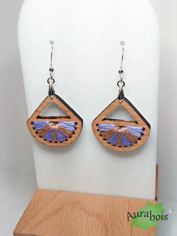 Boucles d'oreilles en bois pour fille. Tissé d'un fil 100% coton de couleur mauve et corail. Forme éventail.