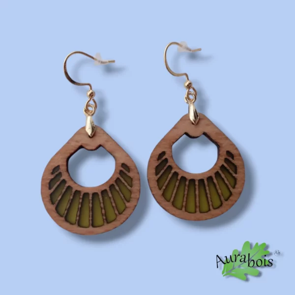 Boucles d'oreilles pendante en bois de hêtre en forme de coquillage. Accroche de boucles en laiton plaqué Or. Elle est sculpter et recouvert de résine jaune mat, transparente