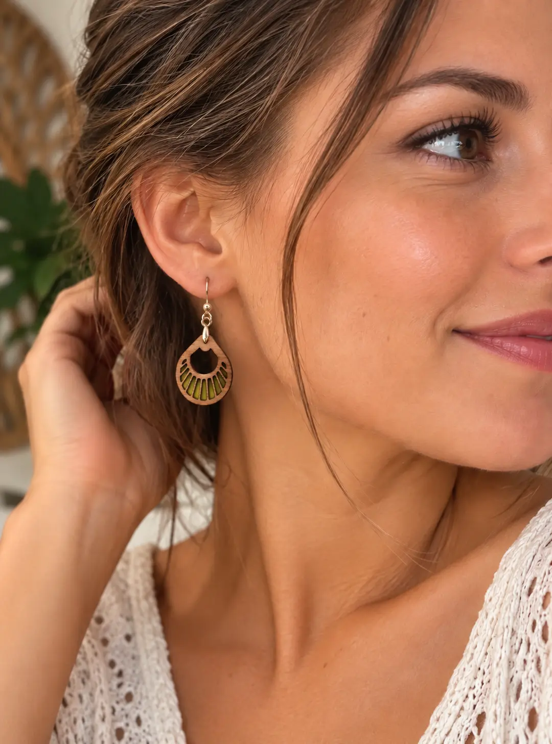 Boucles d'oreilles "501" en bois de hêtre massif et résine 3 Boucles d’oreilles 501 en hêtre massif avec résine jaune et accroches en laiton couleur Or