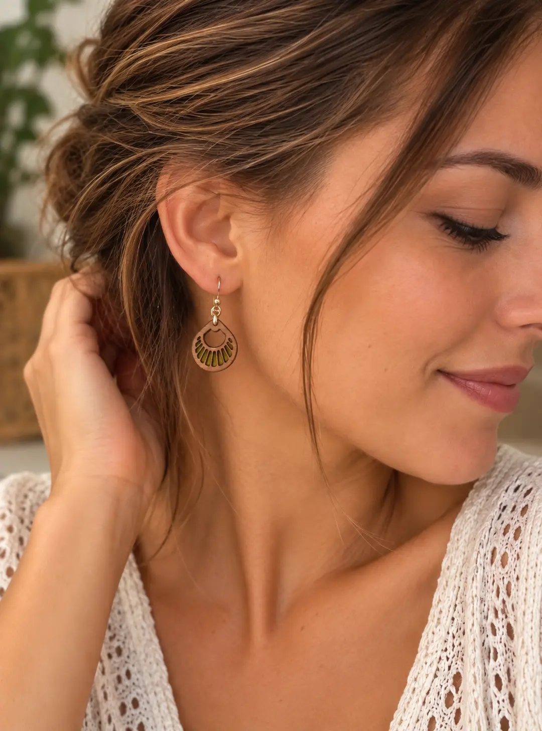 Boucles d'oreilles "501" en bois de hêtre massif et résine 2 Boucles d’oreilles 501 en hêtre massif avec résine jaune et accroches en laiton couleur Or