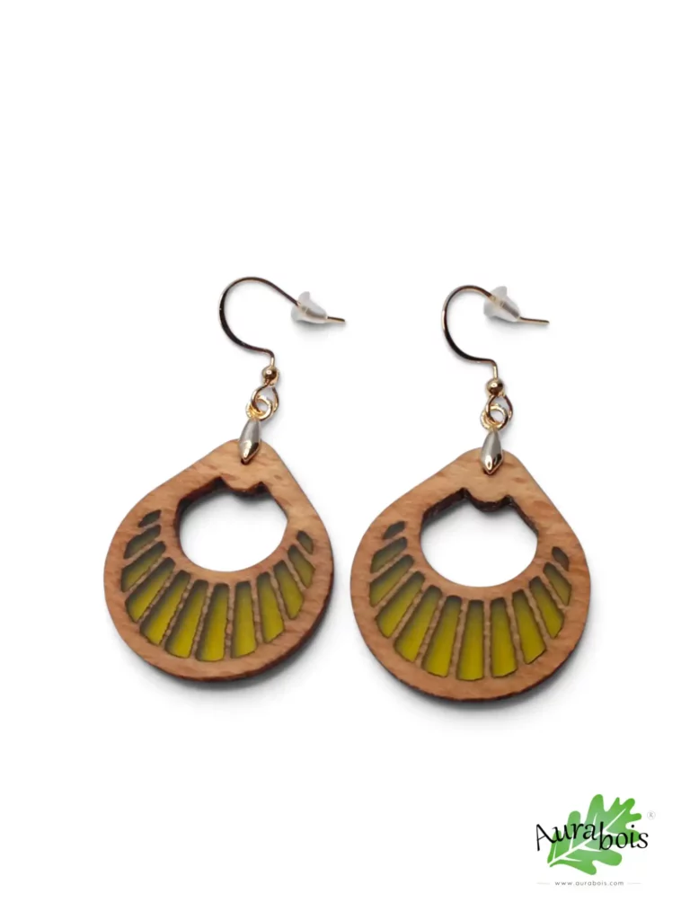 Boucles d’oreilles 501 en hêtre massif avec résine jaune et accroches en laiton couleur Or