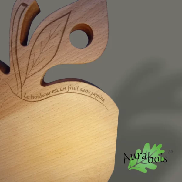 Planche à découper pour fruits et légume en bois de hêtre. Forme en pomme original avec gravue laser "le bonheur est un fruits sans pépins" fabrication artisanal.
