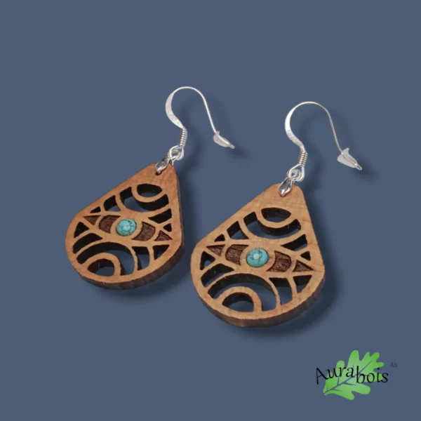 Boucles d'oreilles pendante "providence" en bois de hêtre sculpter au laser forme triangle arrondie motif œil. Au centre une pierre naturelle turquoise. Les accroche de boucles sont en laiton plaqué argent 925ème.