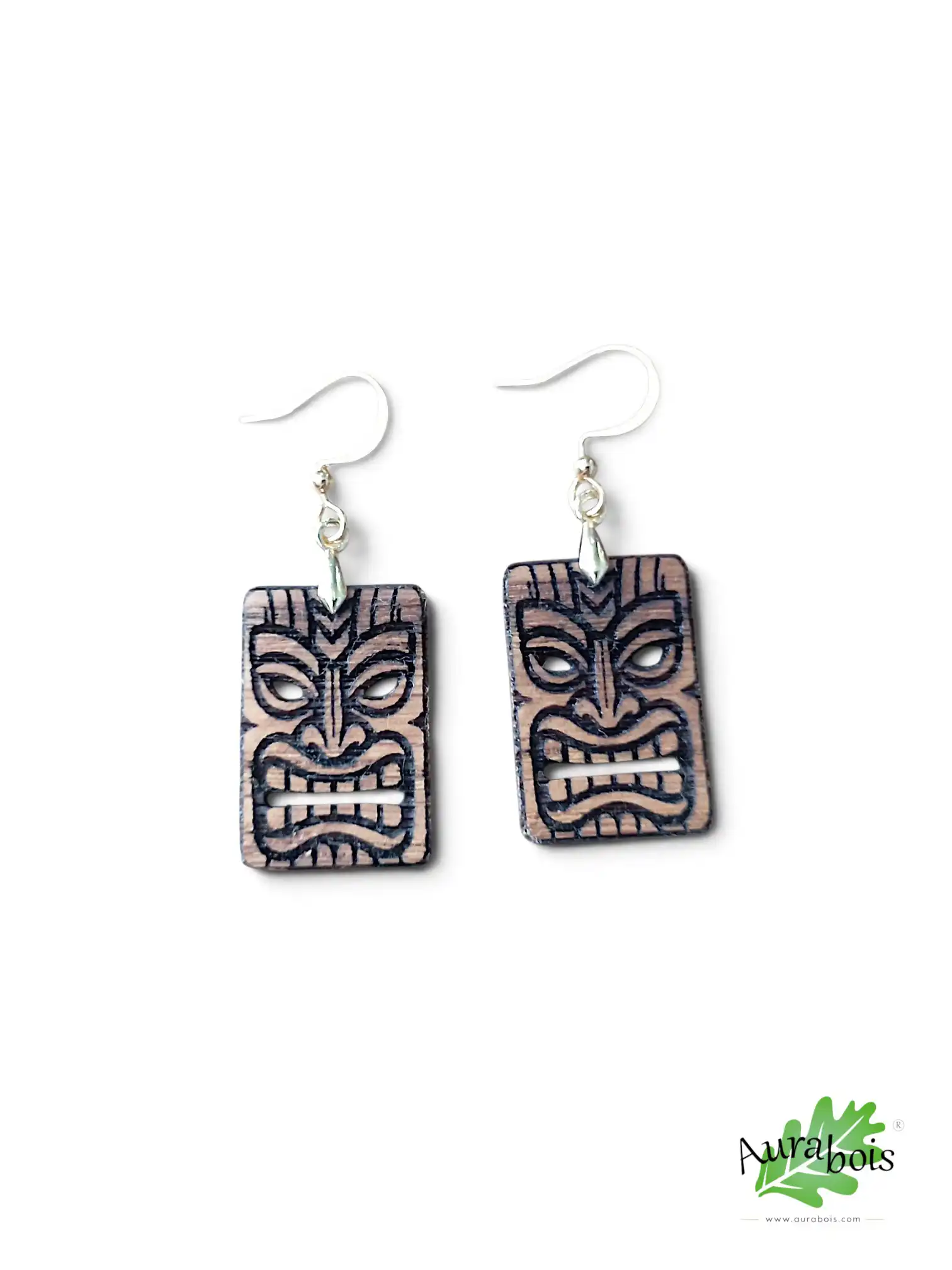 Boucles d'oreilles Tiki en bois de chêne – Gravure laser artisanale 2 Boucles d'oreilles Tiki en bois de chêne gravées et découpées au laser avec crochets en laiton doré, fabrication artisanale française.