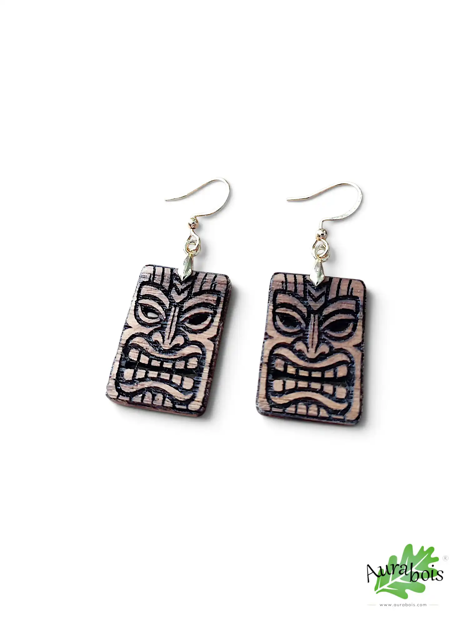 Boucles d'oreilles Tiki en bois de chêne – Gravure laser artisanale 1 Boucles d'oreilles Tiki en bois de chêne gravées et découpées au laser avec crochets en laiton doré, fabrication artisanale française.