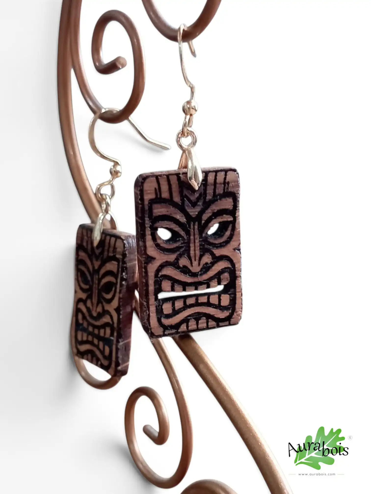 Boucles d'oreilles Tiki en bois de chêne – Gravure laser artisanale 3 Boucles d'oreilles Tiki en bois de chêne gravées et découpées au laser avec crochets en laiton doré, fabrication artisanale française.