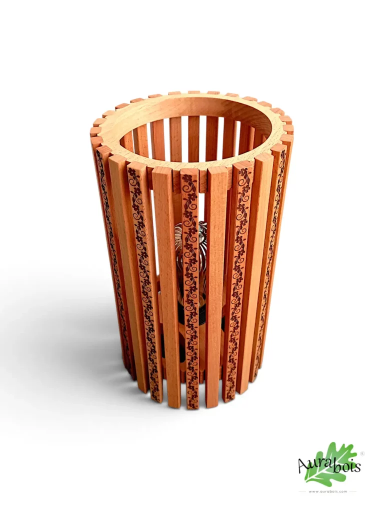 Lampe à poser en bois artisanale avec gravure florale – Création Aurabois. Bois de hêtre, motif gravure laser, fait main.