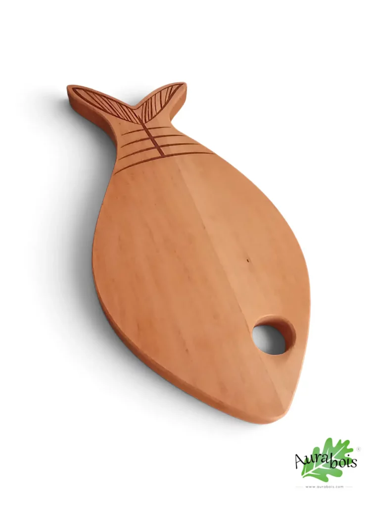 Planche à découper Avril en hêtre massif gravée au laser avec motif inspiré des arêtes d’un poisson