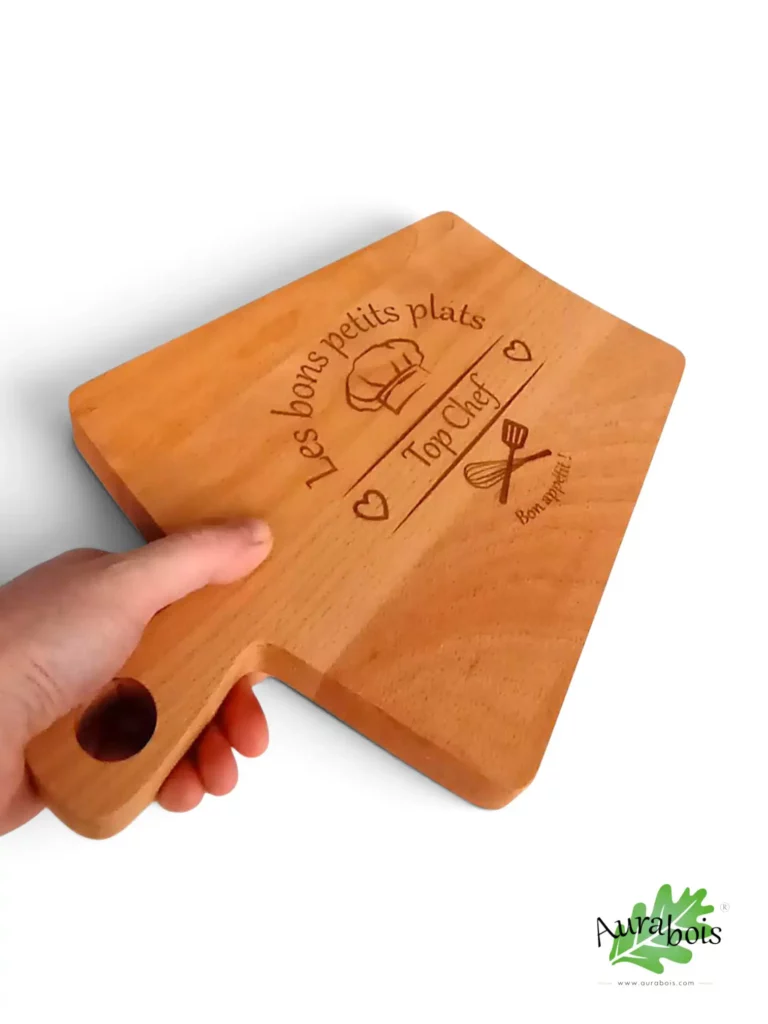 Planche à découper en bois de hêtre en forme de trapeize avec manche, gravée au laser et huilée à l'huile de lin. la gravure "les bons petits plats"