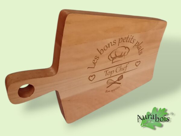 Planche à découper en bois de hêtre en forme de trapeize avec manche, gravée au laser et huilée à l'huile de lin. la gravure "les bons petits plats"