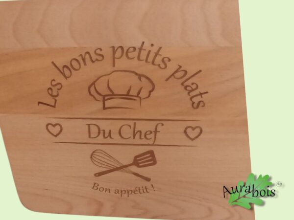 Planche à découper en bois de hêtre en forme de trapeize avec manche, gravée au laser et huilée à l'huile de lin. la gravure "les bons petits plats"