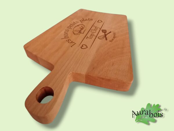 Planche à découper en bois de hêtre en forme de trapeize avec manche, gravée au laser et huilée à l'huile de lin. la gravure "les bons petits plats"