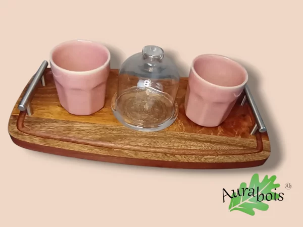 Plateau café en bois gravé avec tasses et cloche en verre