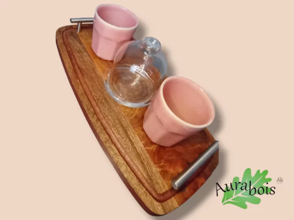 Plateau café en bois gravé avec tasses et cloche en verre