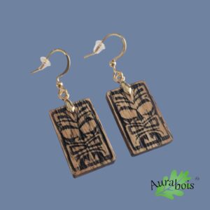 Boucles d’oreilles Tiki en bois de chêne gravé – Attaches en laiton doré