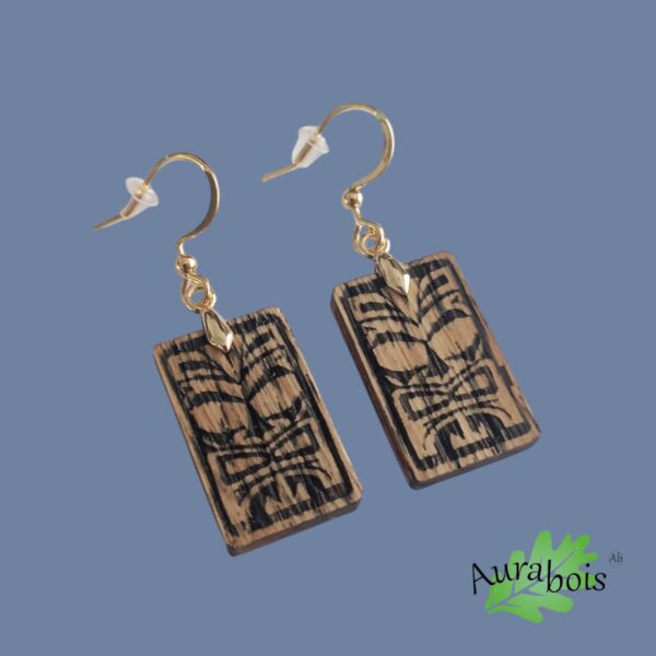 Boucles d'oreilles en bois de chêne avec gravure et découpe laser. Motif tiki, accroche simple en laiton plaqué or 18k