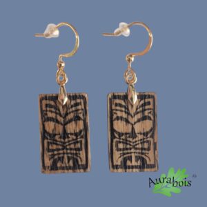 Boucles d’oreilles Tiki en bois de chêne gravé – Attaches en laiton doré