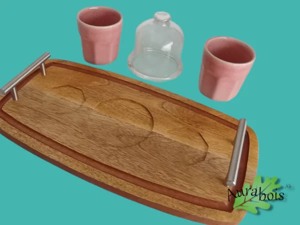 Plateau à café en acacia huilé avec deux tasses roses en céramique et gravure mandala sous cloche en verre.