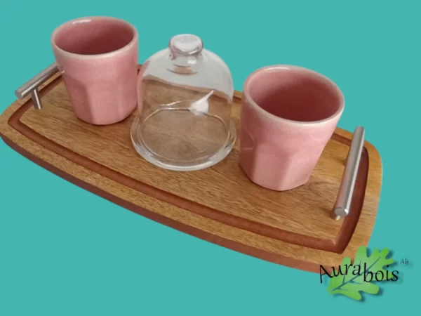 Plateau à café en acacia huilé avec deux tasses roses en céramique et gravure mandala sous cloche en verre.