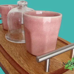 Plateau à café “Mandala Rose” – Bois d’acacia, 2 tasses roses & cloche en verre – Gravure artisanale