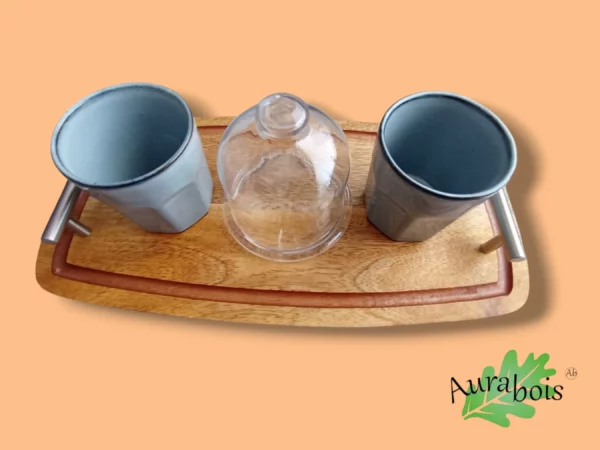 Plateau à café en bois d’acacia, tasses bleues en céramique et gravure mandala visible sous la cloche.