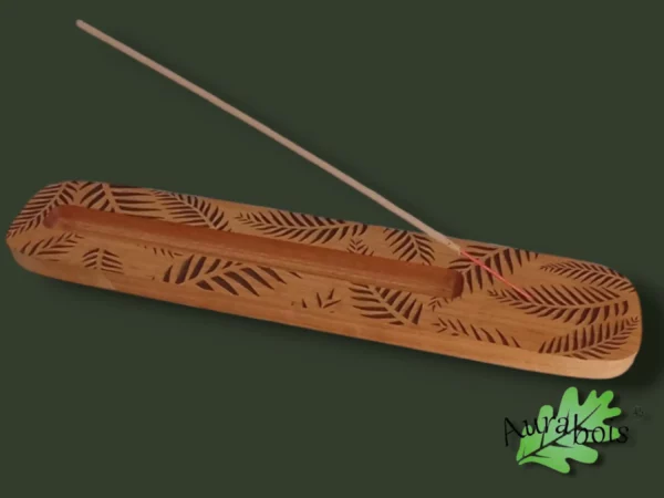 Support à encens en bois de merisier avec motif feuille de palmier gravé au laser.