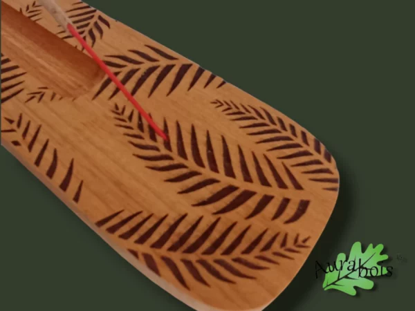 Support à encens en bois de merisier avec motif feuille de palmier gravé au laser.